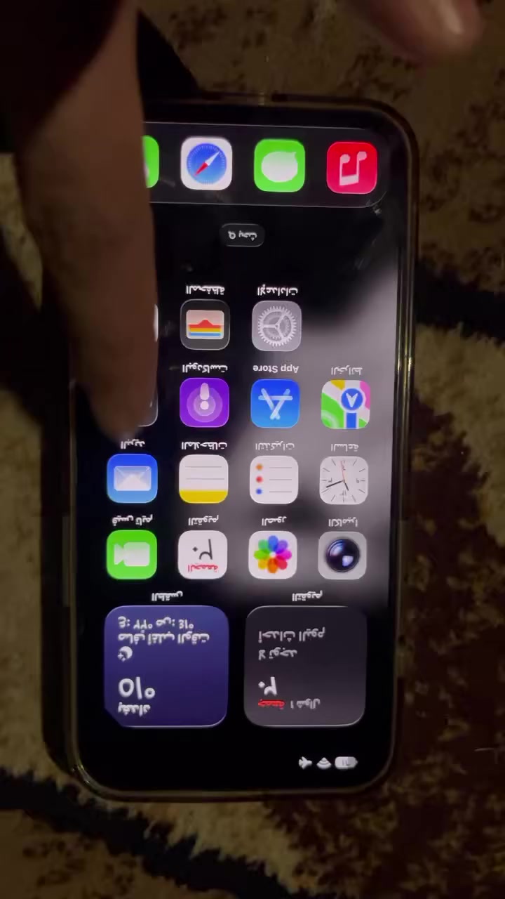 السلام عليكم جهاز ١٥برو ماكس نموذج M شرق اوسط جهاز  نضيف من كلشي شغال ويخبل ممبدل بي شي وذاكره ٢٥٦ خلله فقط هاذ السواد موضح بالفيديو البل طرف وما مئثر صارله هواي ويلمس ما بي شي مجرد سواد وصارله هواي لا ماشي ولاشي ملحقاته ههوه وكارتوتنه فقط سعر٧١٠وبي مجال مكاني بغداد بالمدينه تواصل خاص او رقم ‭ ‭
‭٠٧٧٨ ٣٣٦ ٣٩٤٣‬ ‬
