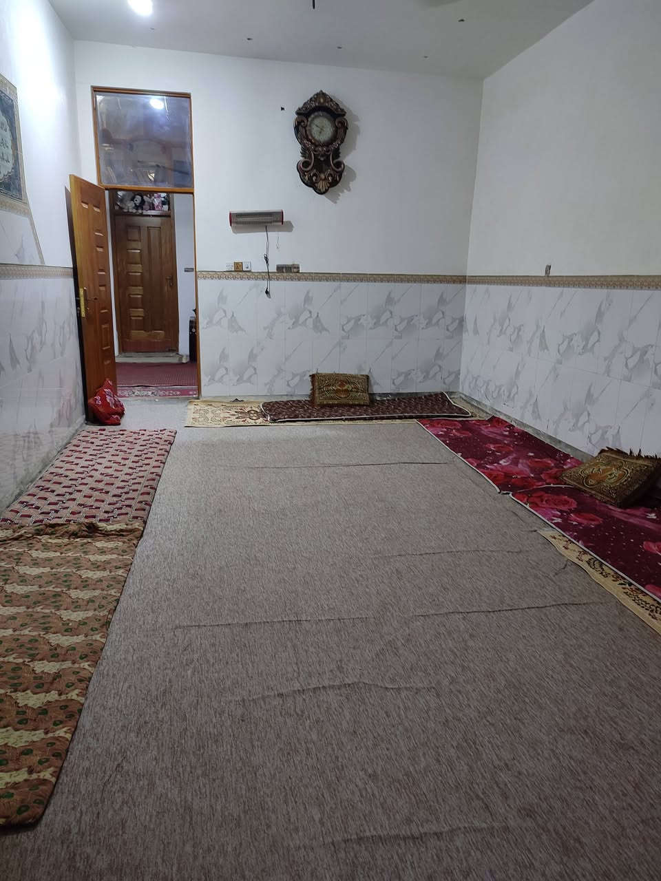 تم تنزيل السعر بسبب الاستعجال..!! 
بيت للبيع المساحه الكليه 320 متر على شارع لعام ركن موقعه تجاري بيت كامل مكمل {{نواقصه قليله جدآ}} البيت مكون من إستقبال+ غرفتين+ صاله + مطبخ + مجمع صحيات 
الموقع شارع المعاره حي السجاد مجاور حسينيه العويسات 
الاستفسار أكثر مراجعه مكتب المصداقية طريق المعاره او الاتصال على الرقم ***********
