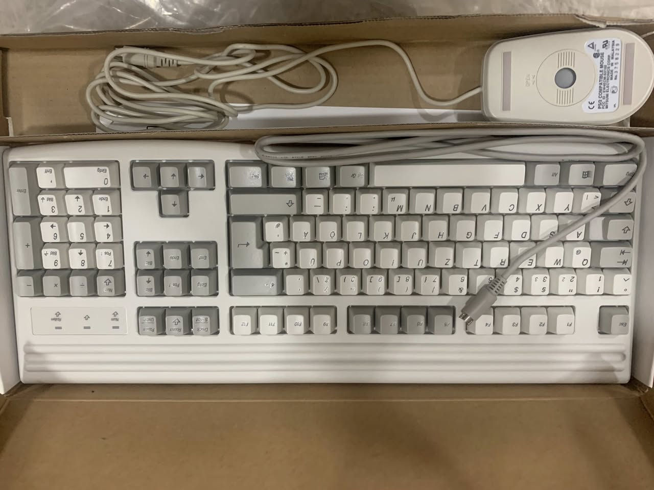 قطعة نادرة جداً في العراق والشرق الأوسط
يوجد جهاز واحد فقط من هذا النوع في كل العراق والشرق الأوسط.  
ومن النادر جداً العثور على هذا الجهاز اليوم، حيث يُعتقد أن أقل من 50 جهازاً فقط ما زال موجوداً في العالم.  

كمبيوتر MEDION Pentium MMX الكلاسيكي من التسعينات، بحالة ممتازة مع الصندوق الأصلي والتغليف.  

الجهاز كامل مع جميع القطع الأصلية:  
الشاشة، الكيس (البرج)، لوحة المفاتيح، الفأرة، مع التغليف والصندوق الأصلي.  

المواصفات:  
• معالج Pentium MMX بسرعة 166MHz  
• ذاكرة RAM سعة 32MB  
• قرص صلب 2.1GB  
• قارئ CD-ROM  
• محرك أقراص مرنة (Floppy)  
• شاشة 15 بوصة SVGA  
• نظام Windows 95  

قطعة مميزة لهواة جمع الأجهزة الكلاسيكية (Retro Computers) وفرصة نادرة لامتلاك جهاز كامل من حقبة التسعي


**إذا كنت صاحب هذا الإعلان وتريد حذفه لأي سبب، رجاءا أرسل رسالة إلى الدعم الفني**