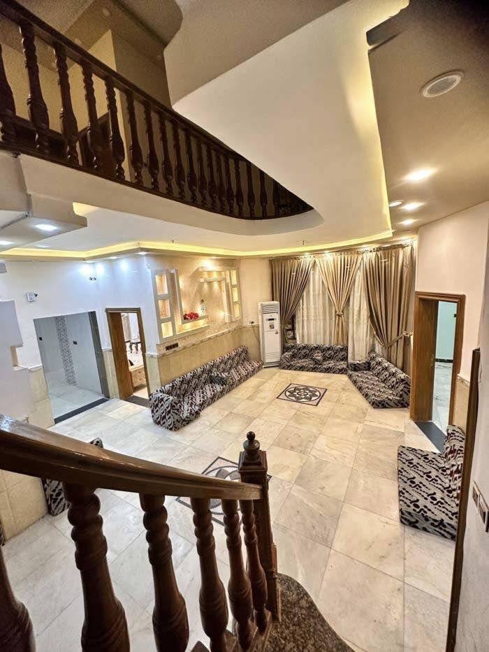 ( بيت للأيجار - الطويسه )
- مؤثث جزئياً 
العنوان :  الطويسه - قرب الشارع📍
المساحه :  310 م  
- غرف منام 6 
- ⁠صحيات 3
- ⁠حديقه وكراج 
- ⁠سبالت ومطبخ ومراوح وسخان 

سعر الأيجار :  25 $ ورقه 🔴 
--------------------------------
 ( شامل الماء والكهرباء والأثاث )
للتواصل : 
***********
*********** 
***********
