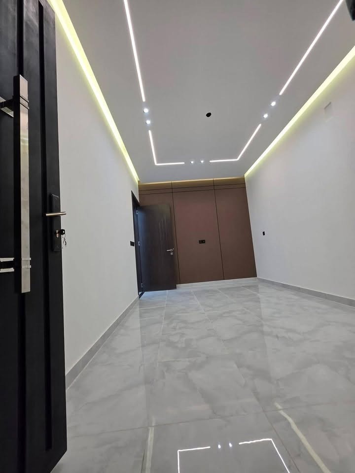 ## 🏠 بيت مميز للبيع في حي الجهاد (ديوان الاصيل) 
📍 **الموقع:** بغداد - حي الجهاد / منطقة ديوان الاصيل
📐 **المساحة والأبعاد:*
 * **المساحة الإجمالية:** 100 متر مربع ✨
 * **الواجهة:** 5 متر 📐
 * **النزال:** 20 متر 📐
### 🧱 تفاصيل وتقسيم البيت:
 * 🚪 **المداخل:** يحتوي على **مدخلين منفصلين** لتوفر خصوصية تامة لأهل البيت والضيوف.
 * 🛋️ **صالة استقبال** واسعة ومريحة + 🍳 **مطبخ** بتصميم استغلالي ذكي.
 * 🛏️ **غرف النوم:** 3 غرف نوم موزعة بشكل ممتاز.
 * ☀️ **التهوية والإضاءة:** يحتوي على **ترك وسطي** يضمن دخول الضوء الطبيعي والتهوية لجميع الغرف.
 * 🪟 **الشبابيك:** شبابيك البيت بالكامل مصنوعة من **الألمنيوم** الفاخر.
 * 🚽 **الخدمات:** حولي داخلي + **مجموعتين صحيات كاملة** (عدد 2) 🛁.
📞 **للمعاينة والاستفسار، يرجى الاتصال بنا:
📱 ***********
***********
