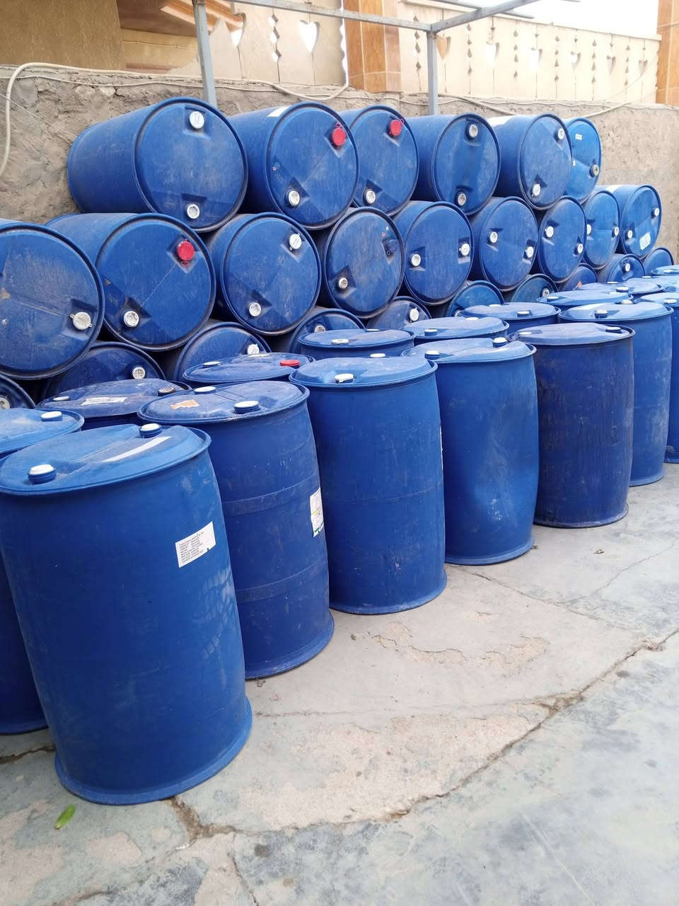 محلات الحاج خليل كريكش هيت شارع السكلات قرب السيطرة 
الهاتف ***********
براميل بلاستك سعة 220 لتر جملة  السعر 18 الف دينار
