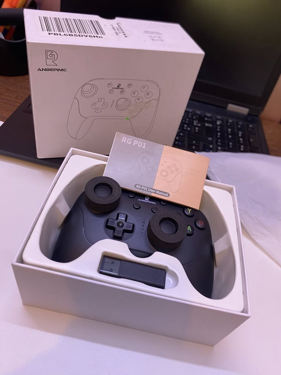 الأنالوج والتريگر
 • Analog Sticks: Hall Effect (مقاوم للدرفت)
 • Triggers (L2/R2): Hall Effect أيضاً
➡️ هذا النوع يعيش أطول وما يخرب بسرعة  
.
� الأزرار
 • Layout مثل Xbox
 • أزرار ABXY + D-Pad
 • أزرار خلفية:
 • 2 أزرار Macro
 • زر Turbo
➡️ تقدر تسوي حركات تلقائية أو ضغط سريع  
.
� الأداء (السرعة)
 • Wired: 1000Hz (سريع جداً)
 • 2.4G: 200Hz
 • Bluetooth: 180Hz
➡️ أفضل أداء يكون بالسلك  
.

⸻

🌈 الإضاءة
 • RGB حول الأنالوج
 • 16 مليون لون
 • عدة أوضاع:
 • ثابت
 • تنفس (breathing)
 • تغيير تلقائي

⸻

🎮 مميزات إضافية
 • 🔄 يدعم:
 • PC
 • Android
 • iPhone
 • Nintendo Switch
 • 📳 اهتزاز (Vibration مزدوج)
 • 🎯 جيروسكوب (Gyroscope) للحركة
 • 🔧 تحديثات سوفتوير
 • 🔁 تغيير ترتيب الأزرار (Xbox / Nintendo)

والسعر بس 15 الف توصيل متوفر جميع المحافظات 5 الف


**إذا كنت صاحب هذا الإعلان وتريد حذفه لأي سبب، رجاءا أرسل رسالة إلى الدعم الفني**