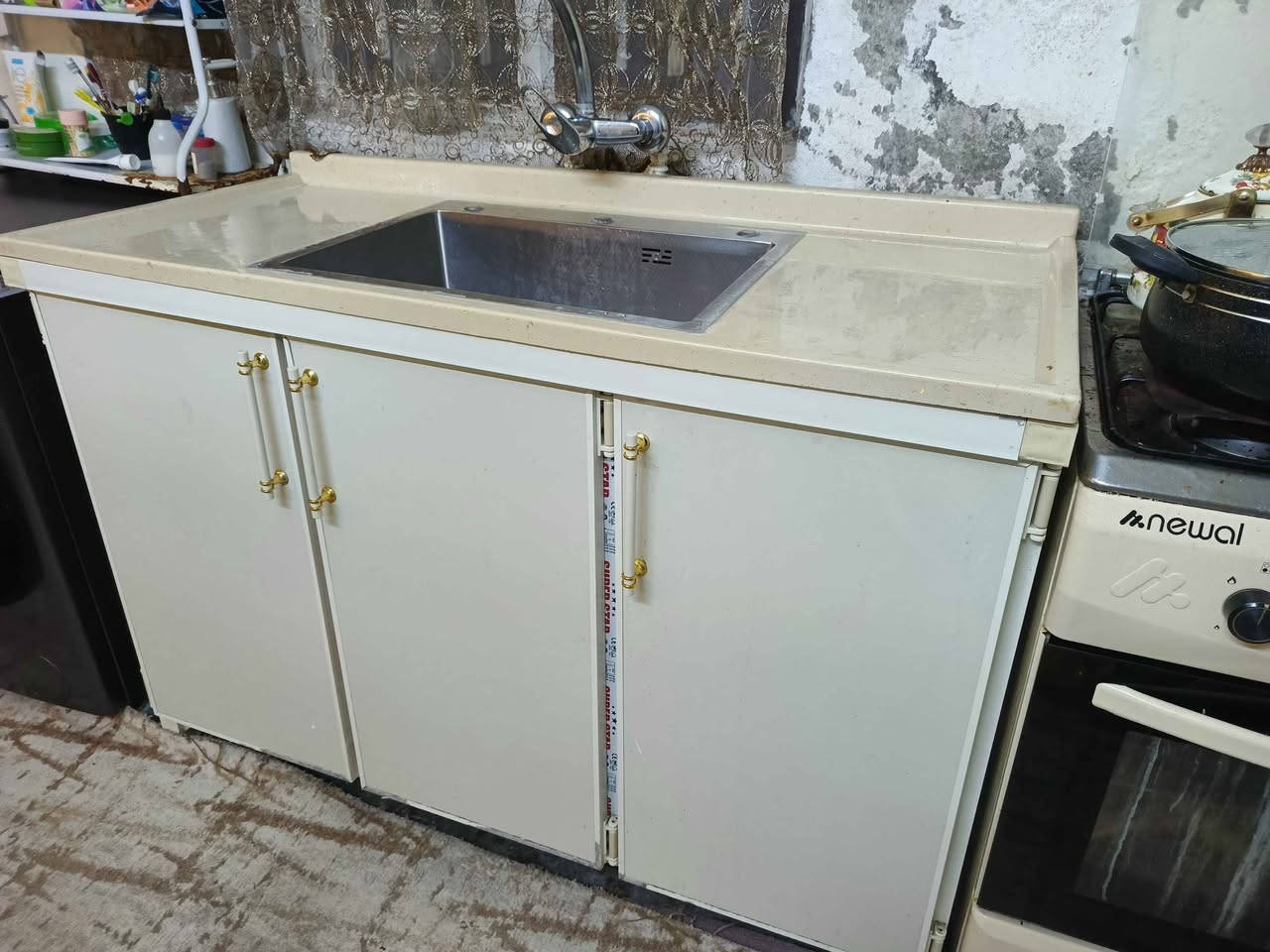 *********** كاونتر المنيوم مستعمل قليل تقريبا ٦ اشهر للبيع قياس مترين مع الملحق مع السنك والسنك مرمر وداخلها حوض استيل اصلي اشتريناها ب٧٠ الف بس الحوض مكان كركوك رحيماوه والسعر ٢٠٠ كركوك, العراق
