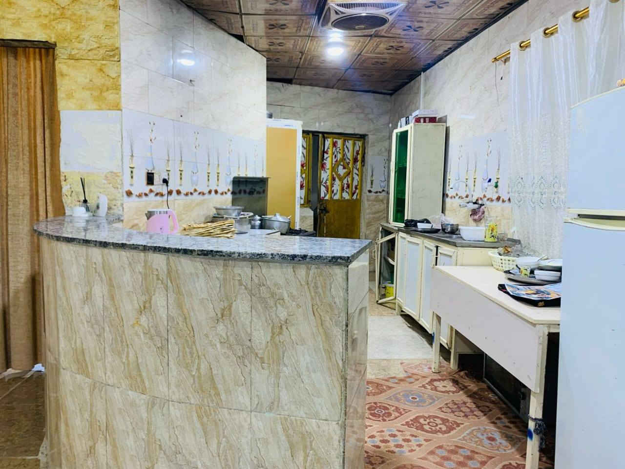 بيت للبيع في شارع الفيروزية 
بيت للبيع مساحة 160م 
بشارع الفيروزية قريب لمدرسة التفاني 
السعر 70 بي مجال 
***********
