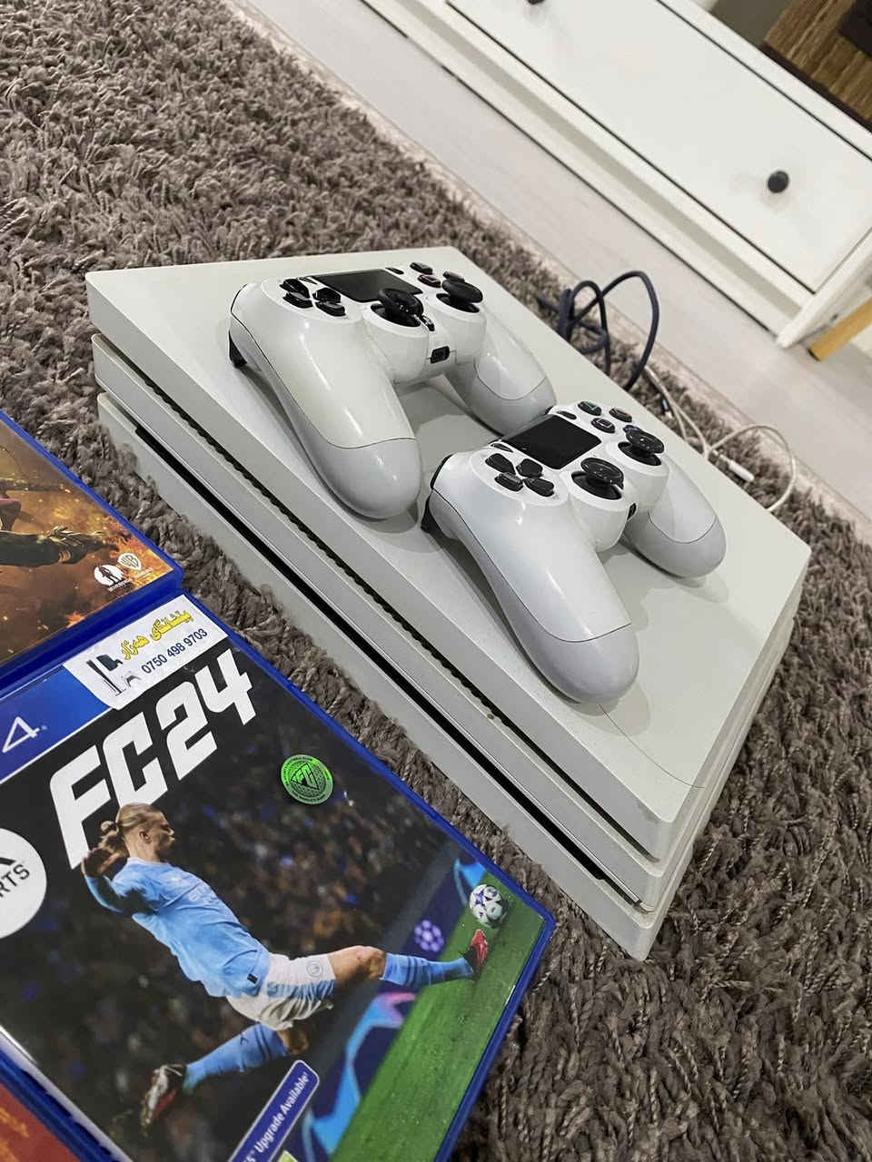 بلي ستيشن فور برو ابيض امريكي اصلي وصيته من امريكا ما صارله شهرين من استخدمته مع ألعاب اصليه ما مستخدمه بس اني اشتريتها بالجيس هاي النسخه نادره هواي 350 الف بدون ألعاب مع الألعاب 400 قفل. التواصل *********** واتساب
