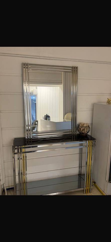 ساعات عدد 3 الحجم كبير
سعر الوحده 15 الف
سله مهملات ستيل
الكبير 10 
الصغير 5
سله مهملات عاديه لون اسود سعر 3 الوحده
كونسول عدد 1 سعر 100 الف
***********
