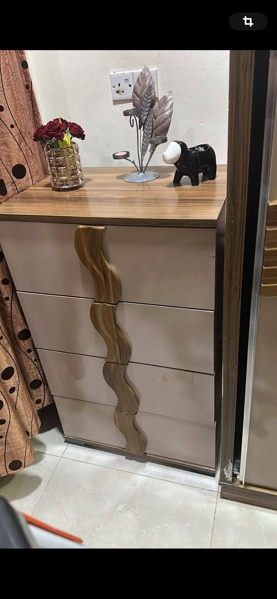 مسا الخير غرفه تركيا للبيع 9 قطع مستعمله قليل سعرها 300 وبيها مجال عنواني كركوك حي نداء
***********
