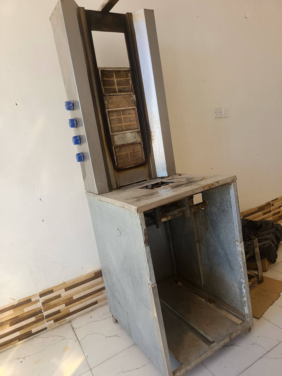 السلام عليكم 
مثرامه

منقل

ميز

شياش كباب

روله

شوايه 

للأستفسار ***********
