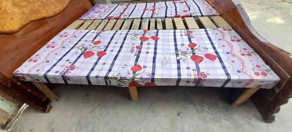 السلام عليكم تاج تركي والكشنات نجار شغل عراقي سعره 50 الف وبيه مجال للاتصال رقم  ***********
