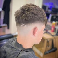 مطلوب حلاق ذو خبره ومظهر لائق ويريد يعيش مااريد جاي يسخت اريده واحد جد...