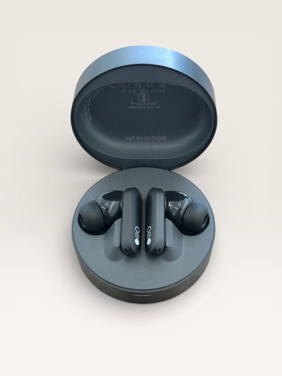 سماعات الأذن اللاسلكية CMF Buds Pro من Nothing. 
* تتميز بتقنية إلغاء الضوضاء النشطة الهجينة (ANC) التي تصل إلى 45 ديسيبل. 
* مزودة بـ 6 ميكروفونات عالية الوضوح لتقنية الصوت الواضح أثناء المكالمات. 
* تدعم تقنية Ultra Bass لتحسين تجربة الصوت الجهير. 
* تصميم مقاوم للغبار والماء بتصنيف IP54. 
* عمر بطارية طويل يصل إلى 40 ساعة
* السعر ٧٠ الف وبيها مجال ( يتوفر توصيل لكل المحافظات )


**إذا كنت صاحب هذا الإعلان وتريد حذفه لأي سبب، رجاءا أرسل رسالة إلى الدعم الفني**