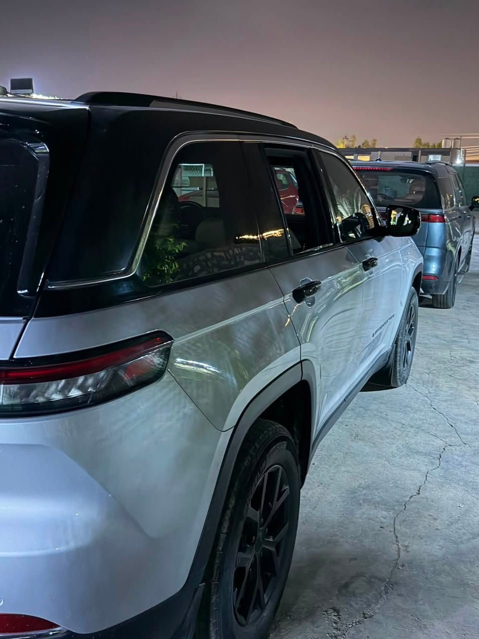 السلام عليكم
جيب فئة لمتد الشكل الجديد

موديل 2023

حجم المحرك V6 3.6L 

مااشيه 80.000 kl كيلو 

رقم اربيل باسمي 

مفتاح التشغيل بصمة 

تشغيل عن بعد 

فتحه سقف بنوراما 

فتح الصندوق كهرباء 

 دفع رباعي 4WD

اريل نفكيتر 

رادار امامي جانبي 

حساس خلفي امامي 

مانع تصادم

 تحديد المسار

نظام الرؤية الليلية

لايت زينون + LED 

بك لايت LED 

ويل كب 18

4 دسك

حساسات ضغط الاطارات 

اشارة في المرايا الجانبية 

النقطة العمياء

كير ماوس 

هاند بريك كهرباء 

شاشة Apple Car play 

كاميرا خلفيه

ناره الداخلية LED 

مقود جلد  ومخمل 

شفتات مقود 

مثبت السرعة Cruise 

المودات والاوامر الصوتية 

تتسع المقصورة ل 5 ركاب

المقعدالامامية كهرباء 

خزن ميموري الكراسي

تدفئة المقاعد

قطعتين تبريد 

نظام مانع الانزلاق  

حاملات الأكواب 

 

تدفئه بالستيرن

اشاير بلمري 

 لحادث موضح تبديل جاملغ وتصليح وصبغ لبنيد 

داخل كله سليم حته الايرباك وشاصي كفاله 

سعر 27.500  بيهه مجال بسيط 
واذا مراوس بكيا بنكو 
مستعجل لاسباب عمل 

مكان سياره بغداد قرب اللعاب السيديه 

***********
