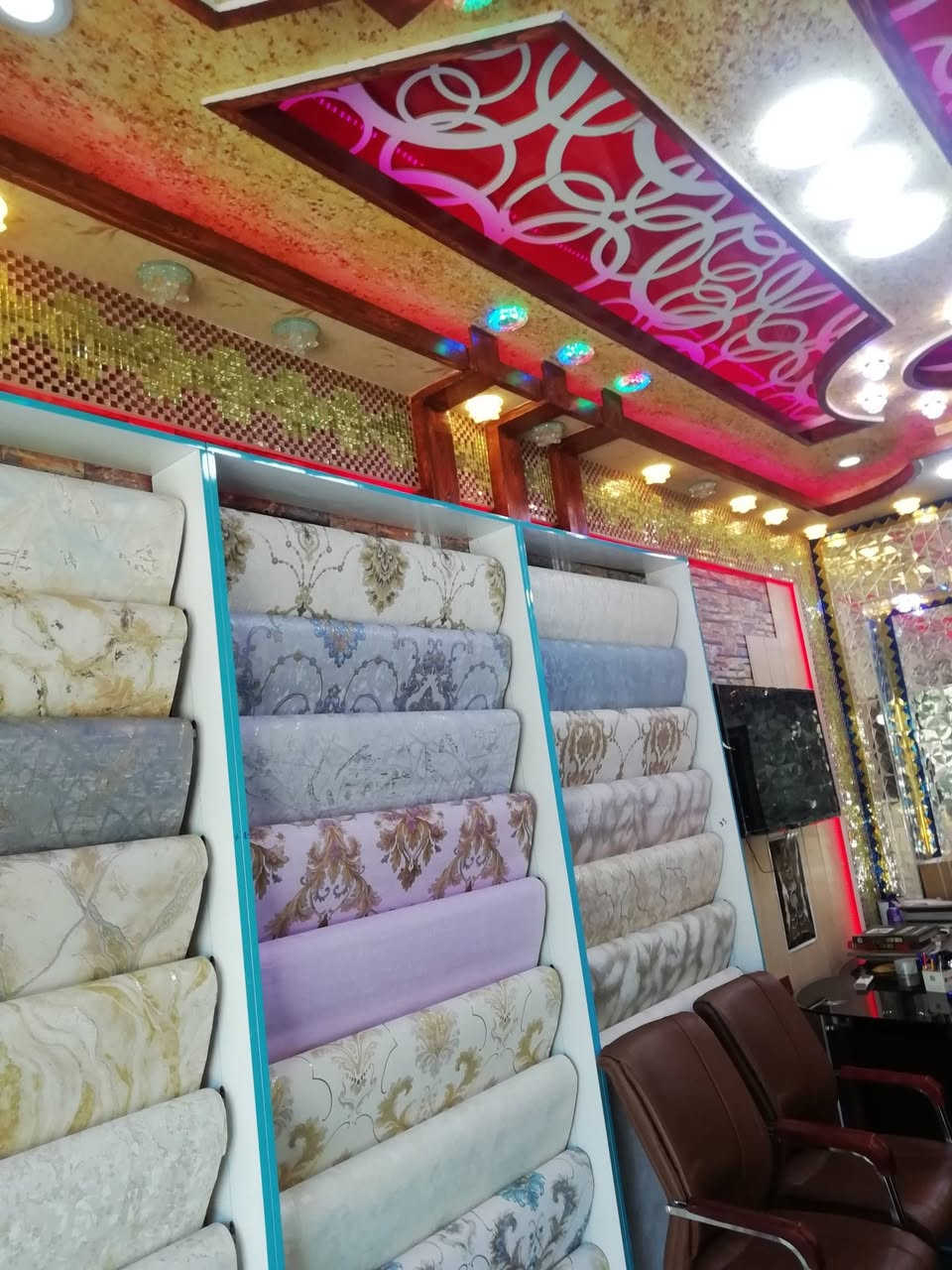 ورق جدران ايطالي المنشأ خامه ضخينه ونقشه بارزه 16م*1.6 600لفه 10الف مع الماده مع وجود زجاج متنوع وكورنيش فوم اسعار زهيده *********** تصفيه مخزن
