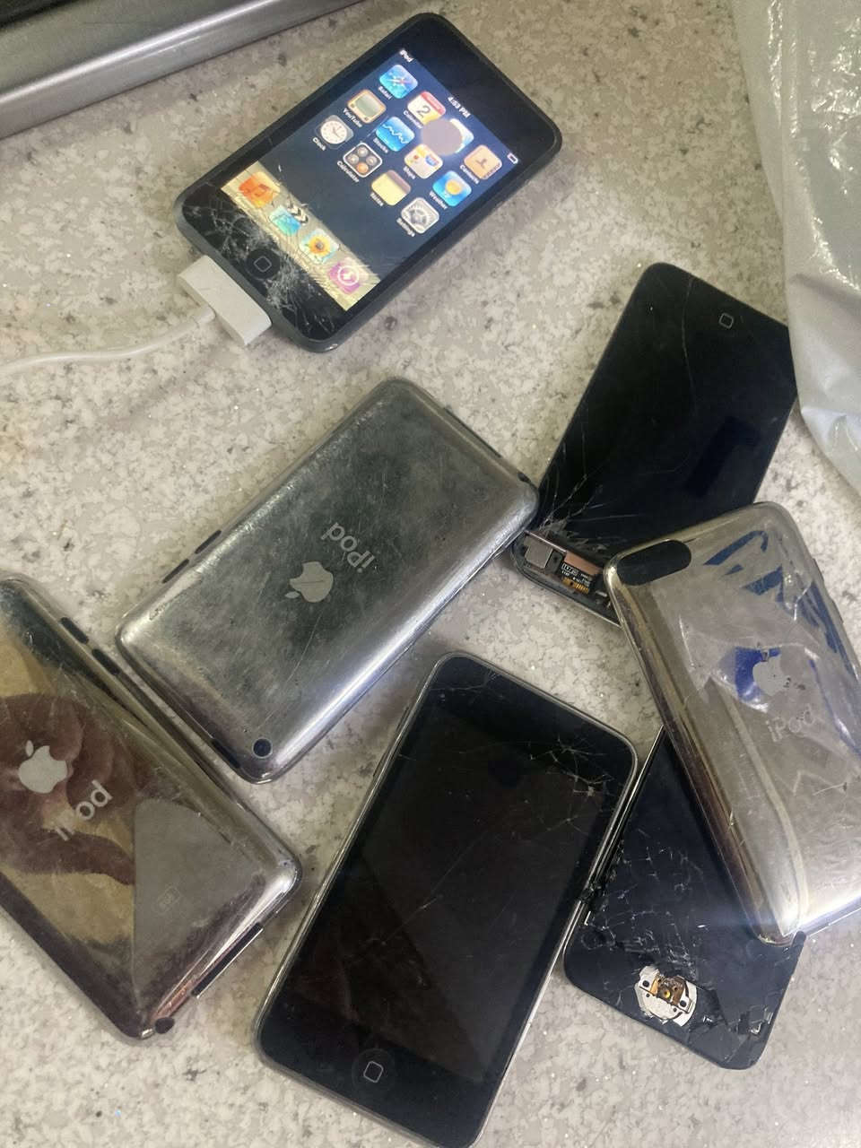 iPod 1.2
شاشات مفطره 
بيهن شغالات بيهن طافي فحم 
قطعه 10 الاف 
خاص او واتساب ***********
يوجد توصيل
