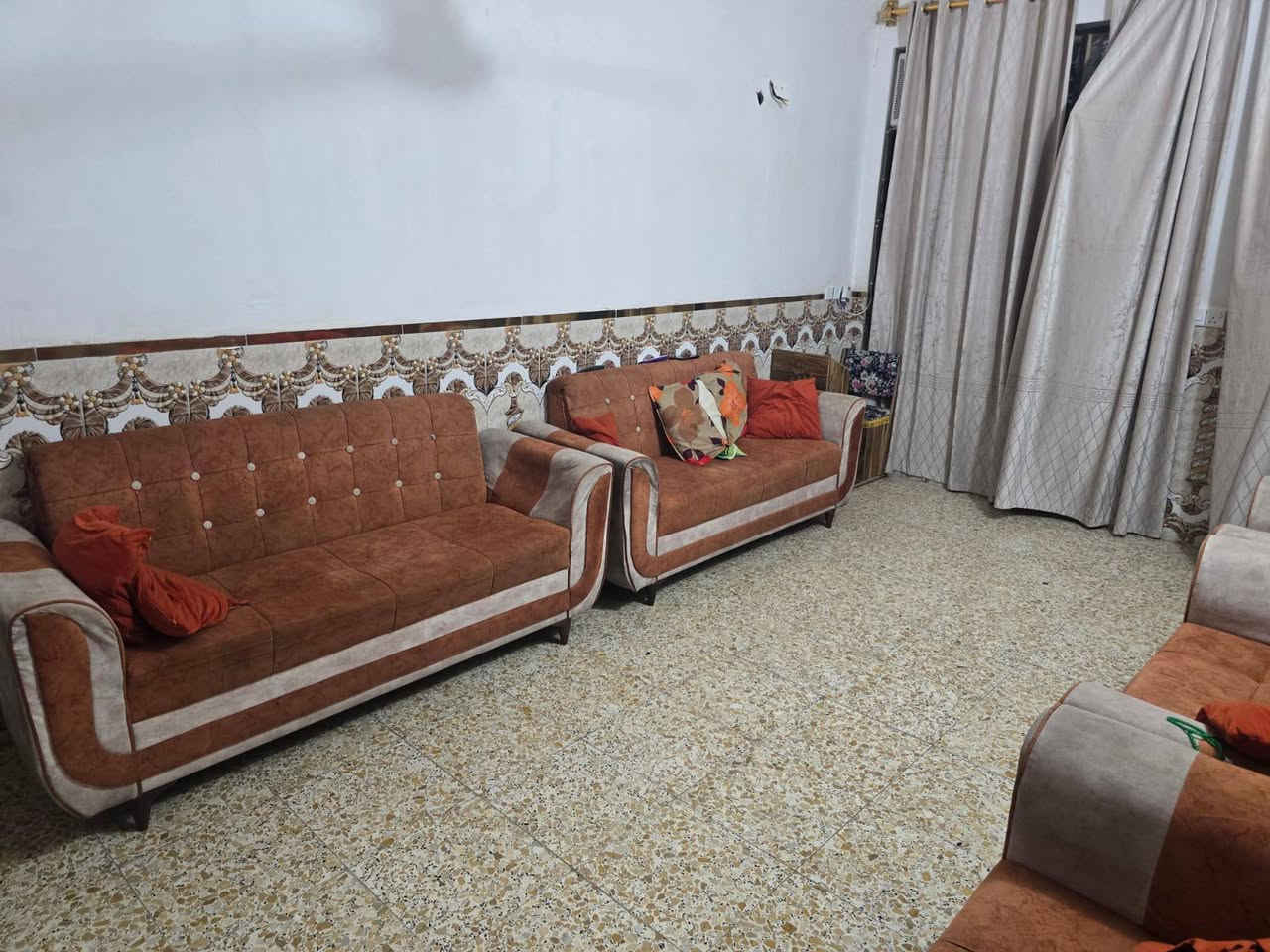🏡للبيع – دار سكنية بناء حديث
السريدات الجديده مربع ثاني 

📐 المساحة: 100م²

🔹 يتكون من:
* 3غرف نوم
* استقبال
* مطبخ

✨ المواصفات:
* بناء حديث
* تشطيبات نظيفة جداً
* جاهزة للسكن
* موقع هادئ وشارع تبليط

   .

📍 الموقع: السريدات الجديده مربع ثاني مقابيل اسواق الشام 

📞 للاستفسار :***********
