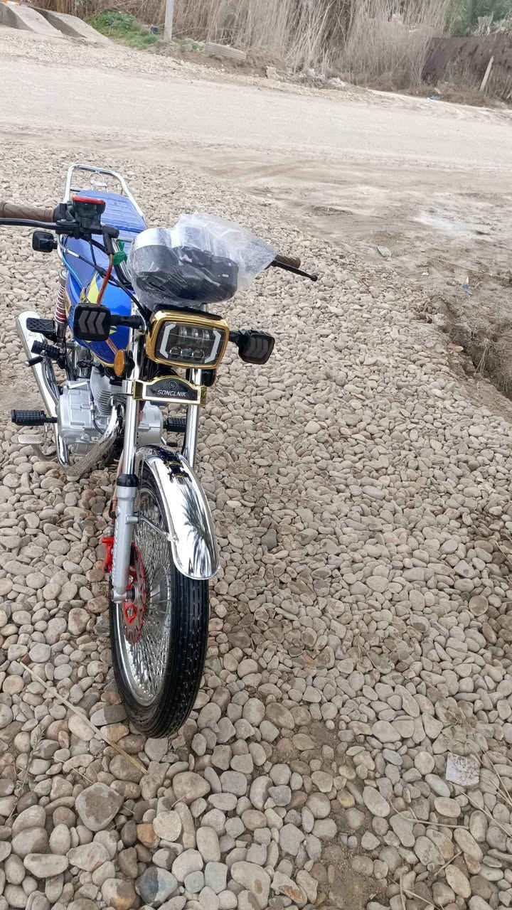 السلام عليكم للبيع دراجه تايكر موديل 27 والماكينه 25 اوراق استنساخ دراجه كفاله عامه ما بيها نقص برغي واحد على وضع الشركه دراجه ماشيه 600 كيلو سعرها 725 وبيها مجال المكان صدر الدغاره ***********
