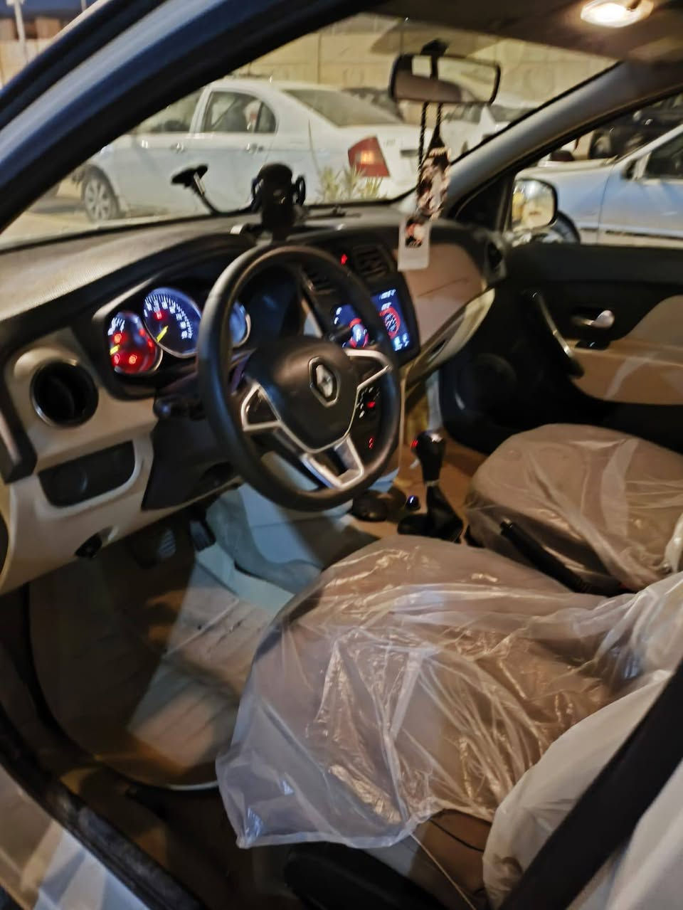 السلام عليكم رينو سنمبل 2020 
بيه فقط جاملغ الخلفي بي بارد وجاملغ امامي بدون تبديل
ماشيه 110حقيقي  

شاشه 
رقم بغداد
سعر 82$
رقمي ***********
0774908795
مكاني كربلاء
