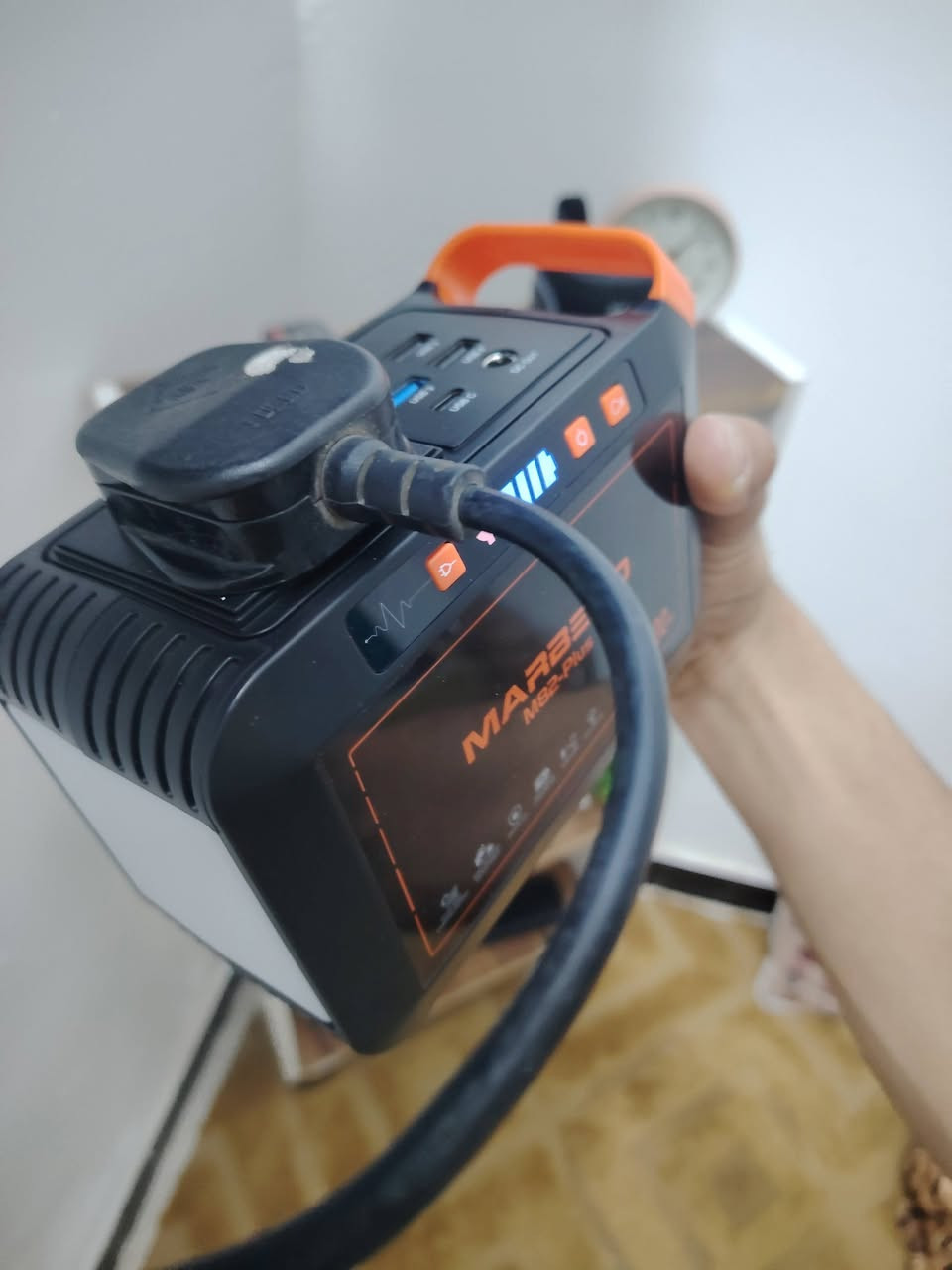 باور ستيشن 120 واط
يستخدم للكشتات والسفاري 
وعند انقطاع الكهرباء يعني للضروروه 
تكدر شغل علي بلازمه ساعه تقريبا 
او تشحن علي مبايلات تربط علي سيار 
ويدعم الشحن سريع 

يفيدك بهواي شغلات 
حجم بطاريات 26.400
المهتم بهيج شغلات يراسلني وبل خدمه


**إذا كنت صاحب هذا الإعلان وتريد حذفه لأي سبب، رجاءا أرسل رسالة إلى الدعم الفني**