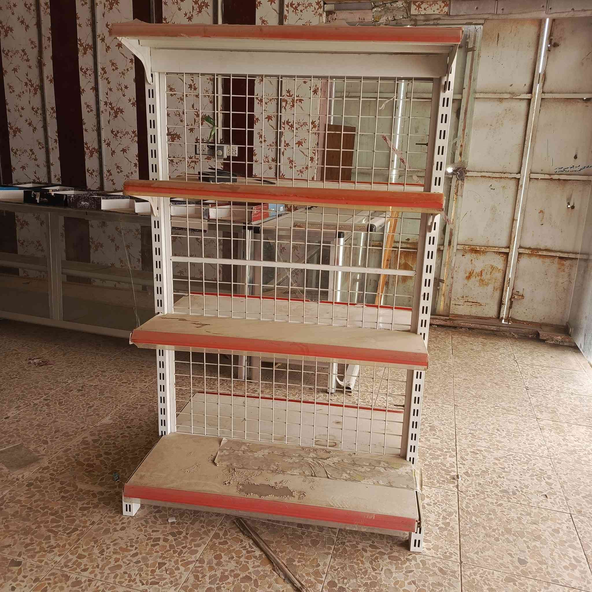 السلام عليكم يوجد غراض محل ملابس للبيع *********** العنوان جبله مدينه الباقر
