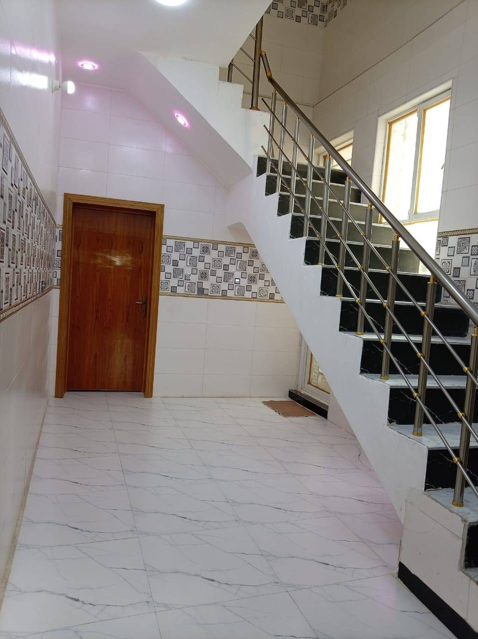سلام عليكم بيت 100 متر في كربلاء حي العسكري قطاع 16 موقع البيت مقابل الشارع العام طابقين بناء حديث ***********

