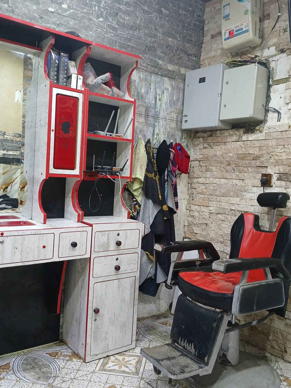 السلام عليكم ميز حلاقه مستعمل شهرين مع ميز جرارين وملحق مع كرسي حلاقه السعر ٢٥٠ وبي مجال قليل مكاني حدود بغداد واسط قريب صيطر الج اتصل ***********
