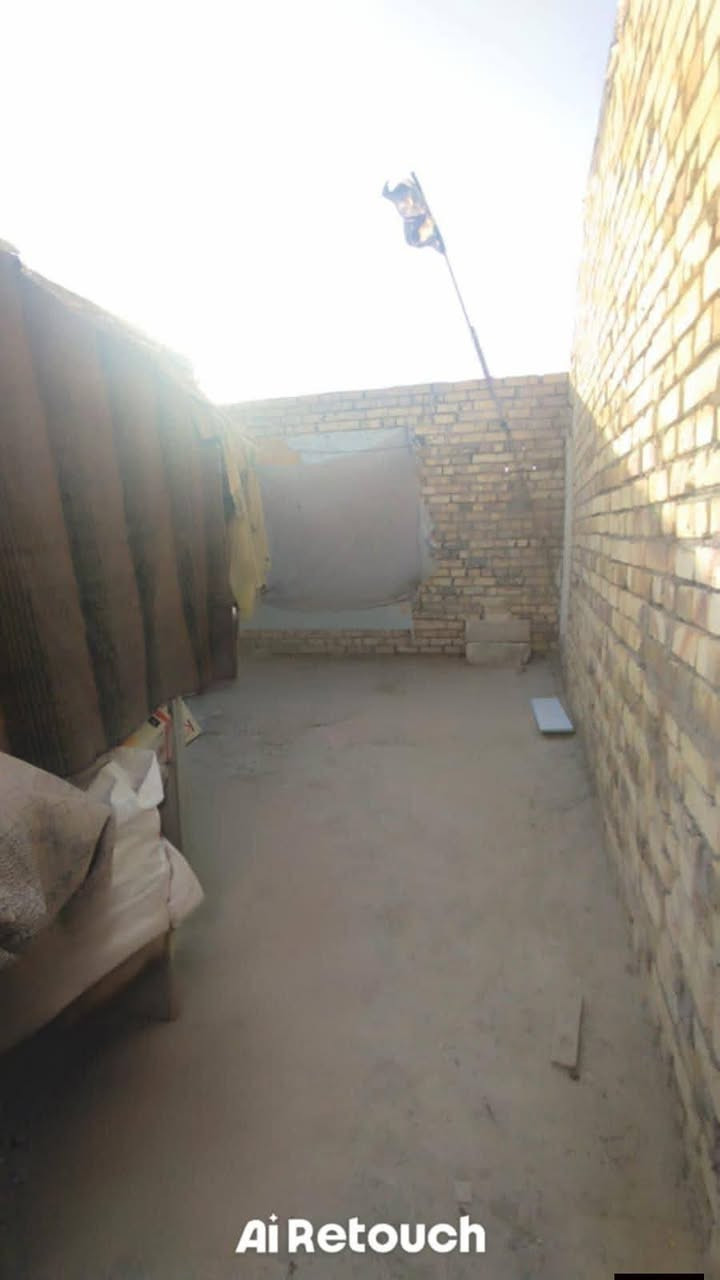 سلام عليكم بيت مساحته 125للبيع بحي المعلمين الثانيه بناء حديث الطابق الاول كامل والثاني غرفه ومجمع صحيات كامله والغرفه والهول واصلات للسقف يعني طابق ونص   مستعجلين عله بيعته  للستفسار ***********
