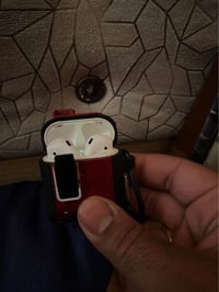 AIRBODS  صوت وبطارية ممتازه   سعر50الف بغداد اعضمية   07726628716 بغدا...