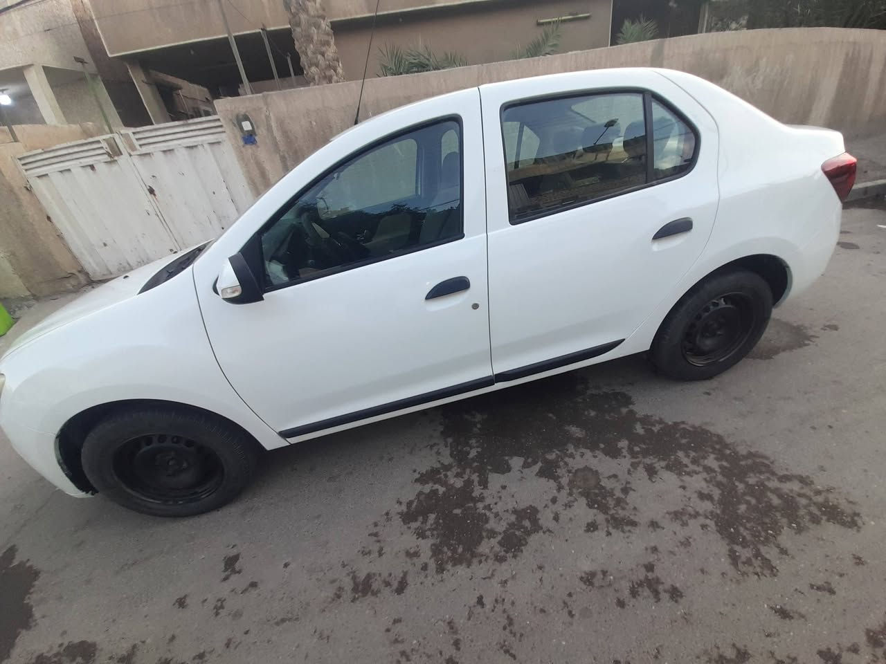 سيارة رينو سمبل
موديل ٢٠٢٠
كير اوتوماتيك 
سيارة حرة  رقم انكليزي  بغداد   بأسمي وتحويل ثاني يوم

تبريد شغال

سعر80   وبيها مجال

للاتصال ***********
