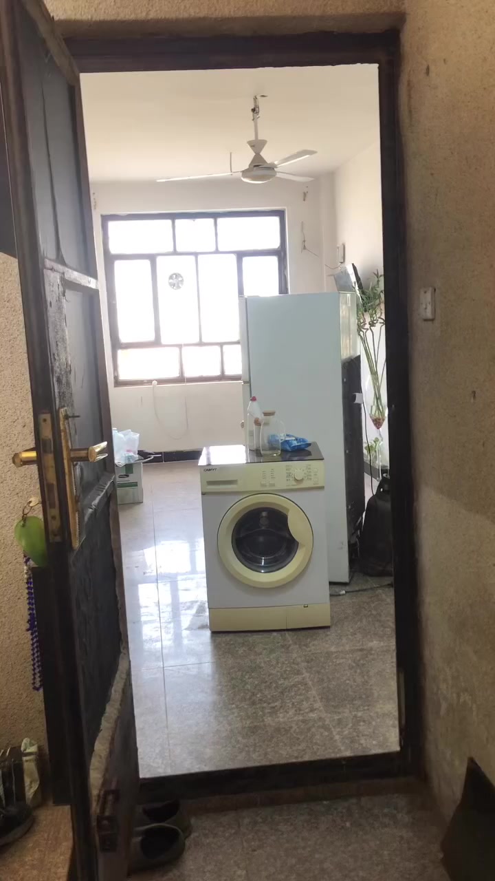 مرحبا يوجد شقه للايجار طابق اول موقع حي الجامعه شارع ٦٦ الاستفسار مكتب ابو احمد للعقار ***********
