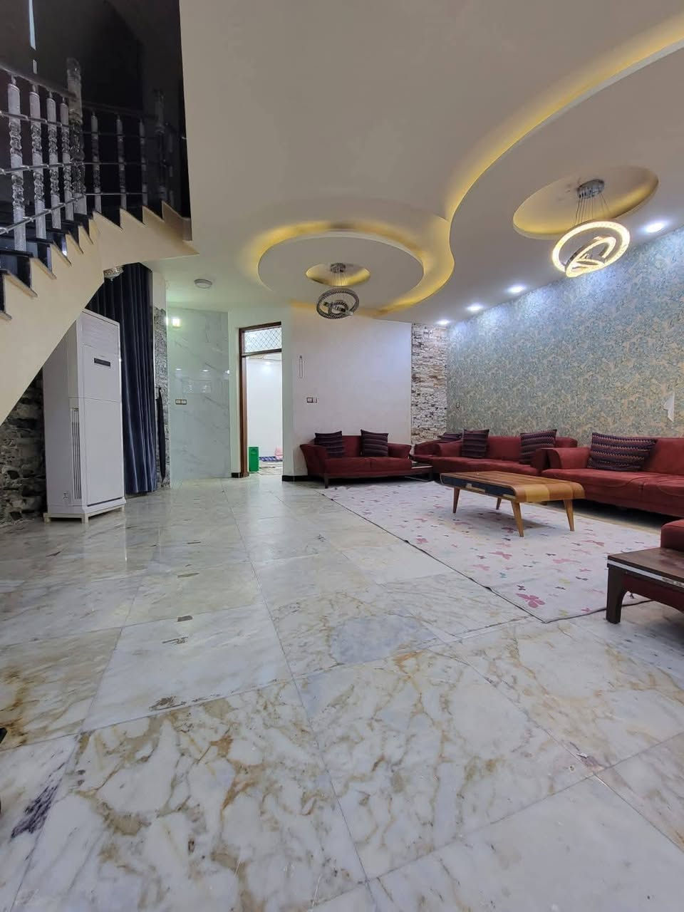 السلام عليكم

دار حديث مساحه 140م بناء من الأساس نظام رفت على شارع المشجر البيت فارغ وجاهز للسكن 

واجهه 7م نزال 20م 

كراج
حديقة
صاله
مطبخ
حولي 2
حمام 2
غرف نوم عدد 3
الارضيه مرمر والواجهه حجر تطعيم
سقوف مغربيه

السعر 525مليون وبي مجال والتفاوض مع صاحب العقار 

بغداد الغزاليه شارع المشجر
للإستفسار *********** مكتب الطائي للعقار بأداره ابو مصطفى الطائي
