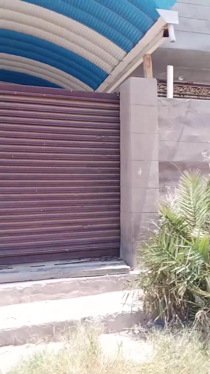 السلام عليكم بيت مساحة 300م التفاصيل بالتصوير علما البيت ممسكون وممنضفي سند 25 تحويل مباشر ***********
