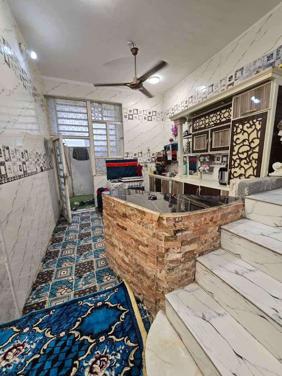 بيت هو وإثاثة سبالت ٢قنفات كاملة مساحته ١٠٠متر غرفتين واستقبال يبعد عن الحولي ٢٠٠متر سعر ٥٧وبيه مجال خدمات منطقة كامله كهرباء ومي ومجاري للإستفسار الاتصال برقم ***********
