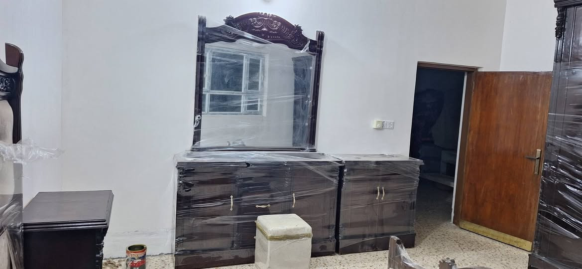 غرفه عراقي درجه اولى نضافه 90%
شغل ثقيل داخل خارج صاج
4ملم زان
كنتور 6باب ملحق عالي موديل حديث صبغ حراري دبسي 
ظهر جرجوبه براغي
طابوريه هديه
سعرها مليون و ٦٠٠ الف وبيهة مجال 
العنوان / الحلة 
رقم /***********
