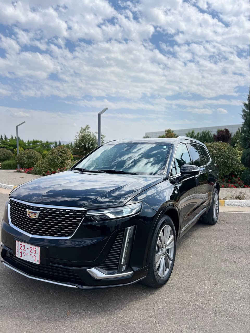 ‎🚘 للبيع – Cadillac XT6 موديل 2023 – اللون الأسود الفاخر

‎💰 السعر: 29,000 دولار فقط  ( فحص مؤقت ) بدون رقم 

⸻
‎⚙️ المواصفات الفنية:
‎ • المحرك: 3.6 لتر V6 بقوة 310 حصان
‎ • ناقل الحركة: أوتوماتيك 9 سرعات سلس وسريع الاستجابة
‎ • نظام الدفع: دفع رباعي (AWD) – ثبات ممتاز على الطرق
‎ • الوقود: بنزين
‎ • عدد الكيلومترات: [أدخل الرقم هنا]
‎ • التسارع: من 0 إلى 100 كم/س في 6.9 ثانية
‎ • استهلاك الوقود: حوالي 9.4 لتر لكل 100 كم (قيادة مختلطة)

⸻
‎🎯 المزايا الداخلية:
‎ • مقاعد جلد طبيعية فاخرة – 3 صفوف تتسع لـ 7 ركاب
‎ • مقاعد أمامية كهربائية مع خاصية التدفئة والتبريد
‎ • مقاعد الصف الثاني قابلة للطي والإنزلاق بسهولة
‎ • نظام صوت Bose فاخر بـ 14 سماعة لتجربة صوتية راقية
‎ • شاشة لمس وسطية 8 إنش + دعم Apple CarPlay و Android Auto
‎ • تحكم بالمناخ ثلاثي المناطق لكل صف تحكم مستقل
‎ • سقف بانوراما واسع يمنح إحساس بالرحابة
‎ • شحن لاسلكي للهاتف + منافذ USB أمامية وخلفية
‎ • إضاءة داخلية محيطية متعددة الألوان
⸻

‎🛡 أنظمة الأمان المتقدمة:
‎ • 7 وسائد هوائية موزعة داخل السيارة
‎ • نظام الفرملة التلقائية في حالات الطوارئ
‎ • تحذير مغادرة المسار + المساعدة في البقاء ضمن المسار
‎ • كاميرا رؤية شاملة 360 درجة
‎ • مثبت سرعة متكيف بالرادار
‎ • نظام كشف المشاة والتنبيه قبل الاصطدام الأمامي
‎ • حساسات أمامية وخلفية لركن أسهل

⸻

‎🌟 المزايا الخارجية:
‎ • لون أسود لامع فاخر مع لمسات كروم
‎ • جنوط ألمنيوم 20 إنش تصميم رياضي أنيق
‎ • باب خلفي كهربائي بفتح آلي (Hands-Free)
‎ • مرايا جانبية كهربائية قابلة للطي مع تدفئة
‎ • زجاج خلفي مظلل للخصوصية
‎ • أضواء أمامية وخلفية LED بالكامل

⸻

‎📩 للتواصل والاستفسار:*********** أربيل, العراق
