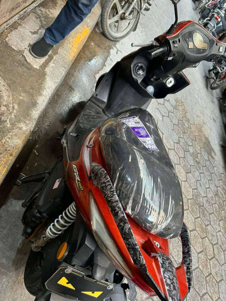 السلام عليكم ورحمة الله وبركاتة للبيع  سايم نحله موديل 19 مسجل وبيه سنويه لسعر 11 ونص دراجه حلوه ونضيفه ومكفوله متواجد بل سوك او مراوس بسايم كير  مسجل للشراي اتصل ***********
