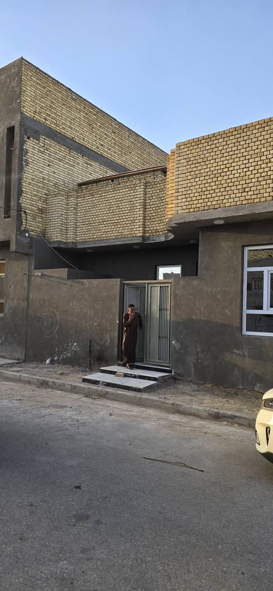 دار  للبيع ١٠٠ركن وجه ١٠×١٠  طابق واحد بناء جديد جاهز للسكن خدمات كامله العنوان حي الفداء شارع المدارس يبعد عن المدرسه الصينيه ١٥٠م تقريبا السعر ١٠٠ مع المجال القليل للاتصال ب
***********
