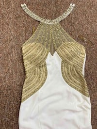 فساتين • قليلة الاستخدام • مقاسات ٤٠-٤٤