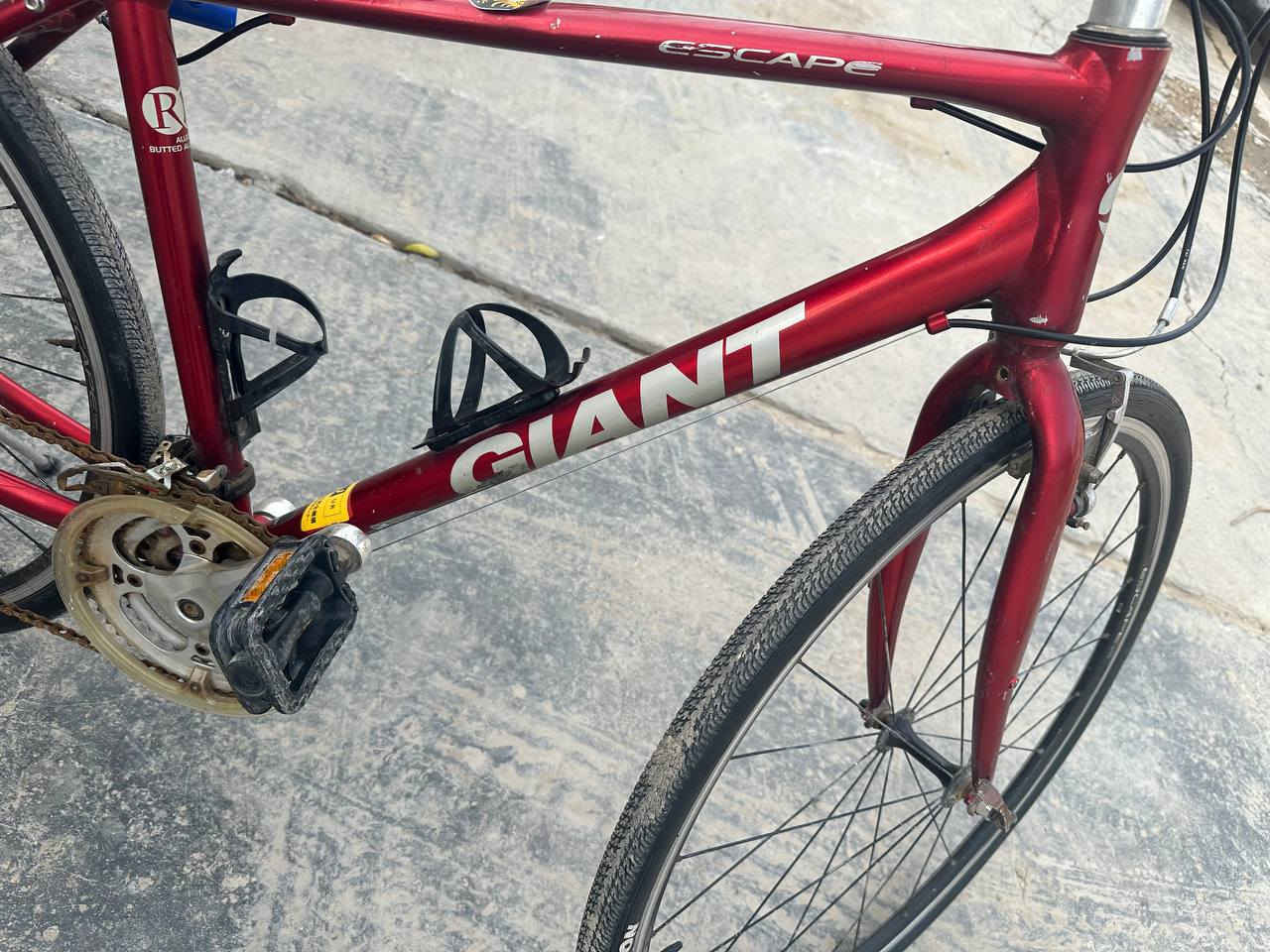 السلام عليكم
جاينت سكيب حديث و نضيف 
فول المنيوم ما نقصة اي 
.حجم الفريم S 
.حجم التاير 28 
اللون دم الغزال ❤️
.تايرات اصلية و جوابة كذالك 
السعر 175 وبي مجال بسيط 
مكاني بغداد العامرية ما عندي توصيل 
.للتواصل واتساب او تلفون 
***********
