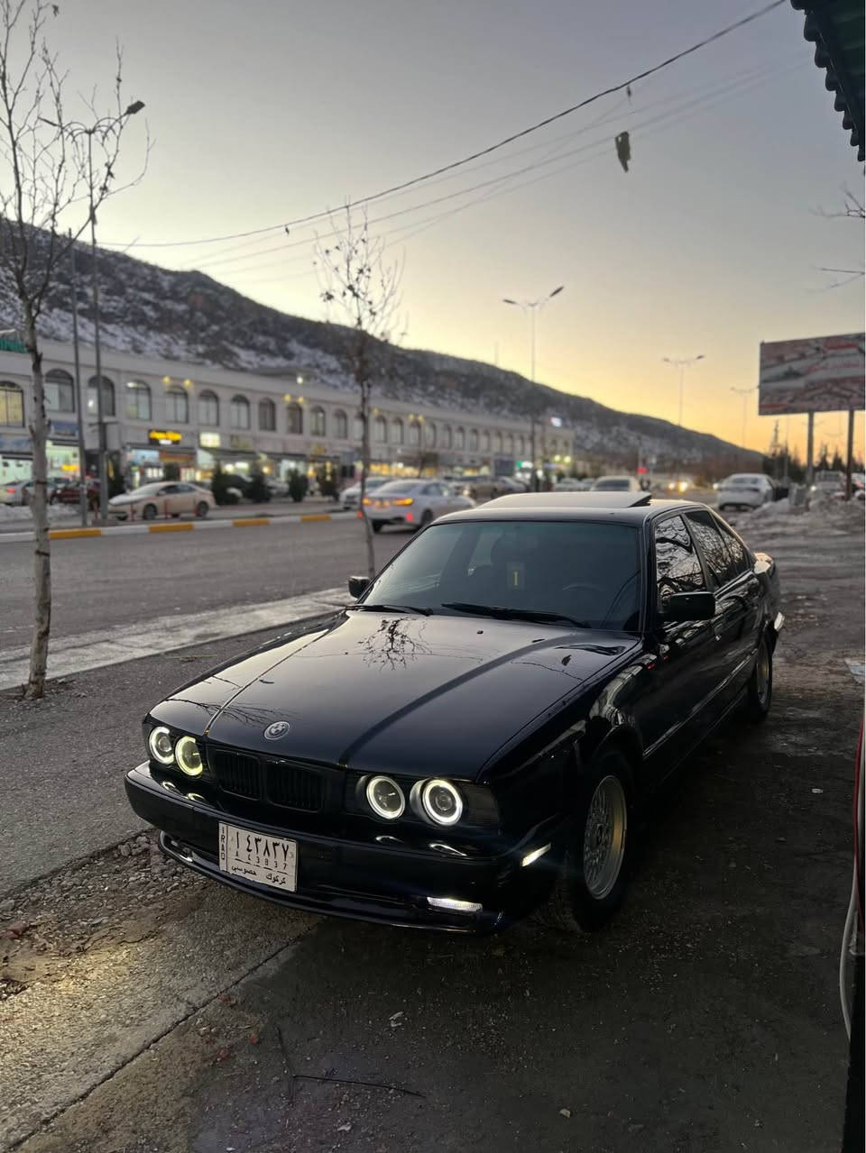 {بِسْمِ اللَّهِ الرَّحْمَنِ الرَّحِيمِ} 
بیئێم 535AI تۆماتیک مۆدیل ١٩٩٢ فول مواسەفات سلایت 
چوار جام کارەبا 
گوشین شامۆ 
پێش پان 
لایت ئەڵقە و زینۆن 
سوکان ڤۆلیۆم 
سوکان ئێرباگ 
پەردەی دواوە بیلادی 
تەبردی سارد گەرم بە شەرت لەسەر سویج
تازە کورەی بۆ کراوە لەسەر ساغە 
تایەو ویلی حەسیری لۆکی لە ژێرە 
گێر و مەکینەی بە شەرتی ١٠٠ فیتەر 
هەموو گیانی لەسەر بیلادی ماوەتەوە 
گڵۆپێک نەقسی نیە 
بێ لێدران تەنها جەمپێکی دواوەی هەیە بێ ناو گرتن 
ڕەقەم کەرکووک بە شەرتی بەناو کردن  پاکانەشی بۆ کراوە غڕامەش بە شەرت 
سعریشی ٦٢ گەڵاو کەمێک مەجال 
شوێن شەقڵاوە 
ژ.م***********
ژ.م*********** شقلاوة, أربيل
