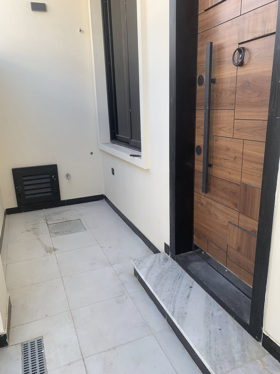 السلام عليكم
للبيع مشتملات  عدد2مساحه 

100متر. 5في 20 

يتكون المشتمل بنضام   طابقين 

استقبال معزول ومدخل 

3غرف نوم  مطبخ وصاله 

صحيات في كل طابق 

موقع الدار

 حي الجهاد مربع الا مانه قرب كاتب عدل 

للستفسار اكثر

 ***********

***********
