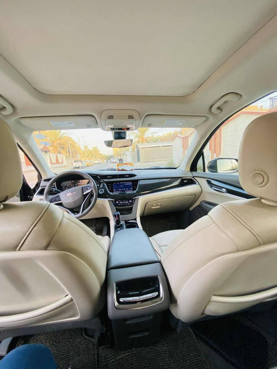 كاديلاك XT6
6 سلندر 
موديل 22 
موصفات لاكجري فول 1/1
كشنات مفصله ملكي لون ابيض مميز 
كير مكينه كفاله
ماشيه 70 ميل  
حادثها فقط قبق الجنطه مبدل بلاد وشويه تعديل بالباب الخلفي 
السنويه ل2028 رقم اربيل الدولي 
السياره بالواقع بعد احلى من الصور 
السعر 340$ وبيها مجال بسيط 
رقم تلفون ***********
