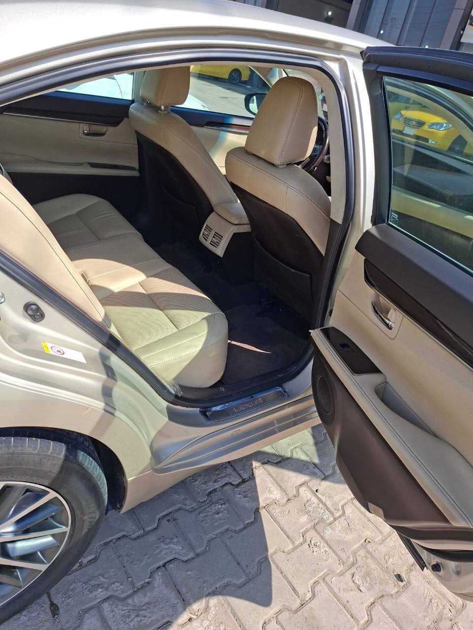 السلام عليكم 
لكزز مديل 2017 سياره جديده خير من الله 
مكينه وكير وحداديه مكفولات 6سلندر 
عدا ضرر السياره بيها كلير صفحه
 السايق فقط كلير بدون معجون
رقم اربيل تحويل ثاني يوم 
مكاني ديالى بعقوبه حي المعلمين داخل معرض الماسه
بدون ارباك شرط
للتواصل ***********
