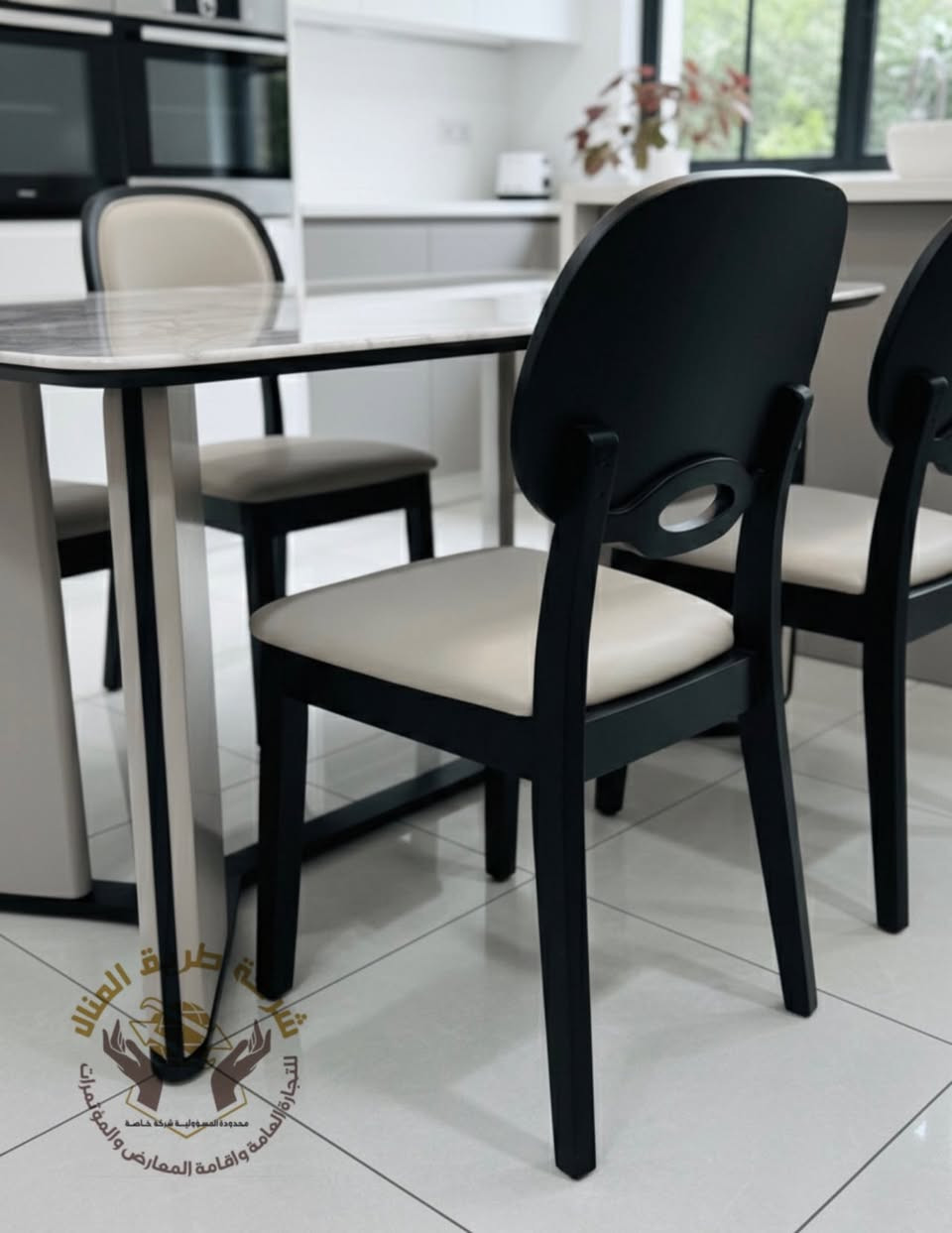 طاولات طعام ( ضخمة )
قياس الطاولة 80*160 
•سطح الطاولة خشب زان 
•ارجل خشب زان كراسي جلد مع ارجل خشب زان 
السعر 560 الف 
***********
