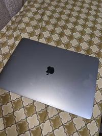 ماك بوك برو • كور i7 • رام ١٦