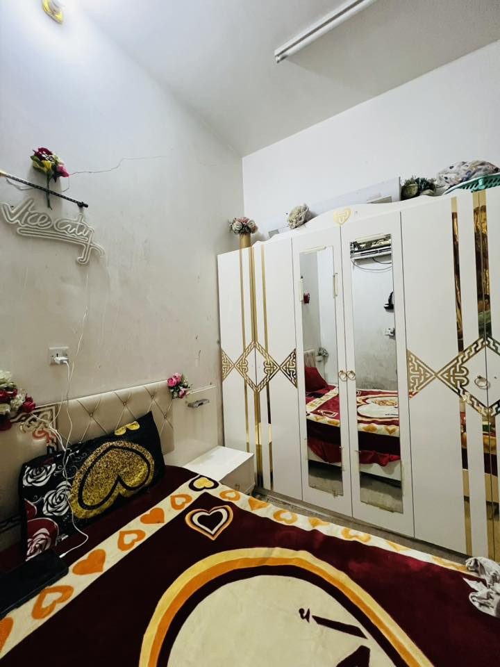 السلام عليكم غرف نوم مستخدم للبيع مثل ماتشوف كدامك بصوره الغرفه نضيفه السع 600وبيها محل قليل مكاني نجف كوفه ناحيت العباسيه  للتواصل ***********واتساب
