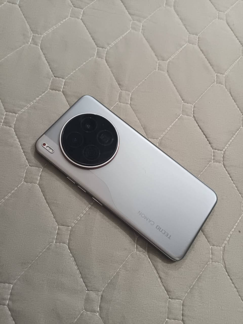 موبايل للبيع تكنو كومان 40 ابريمر 5G يشغل بوبجي 120فريم ***********
