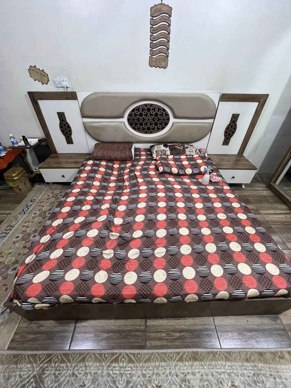 غرفة نوم تركيه ثقيل 7 قطع للبيع كنتور سلايد مرايه وجربايه وملحق 2 و مرايه طويله وميز تواليت و ملحق جرارات 
فتح و شد ونقل عليك.. السعر 600  وبي مجال 
بغداد البنوك *********** واتساب او اتصال
