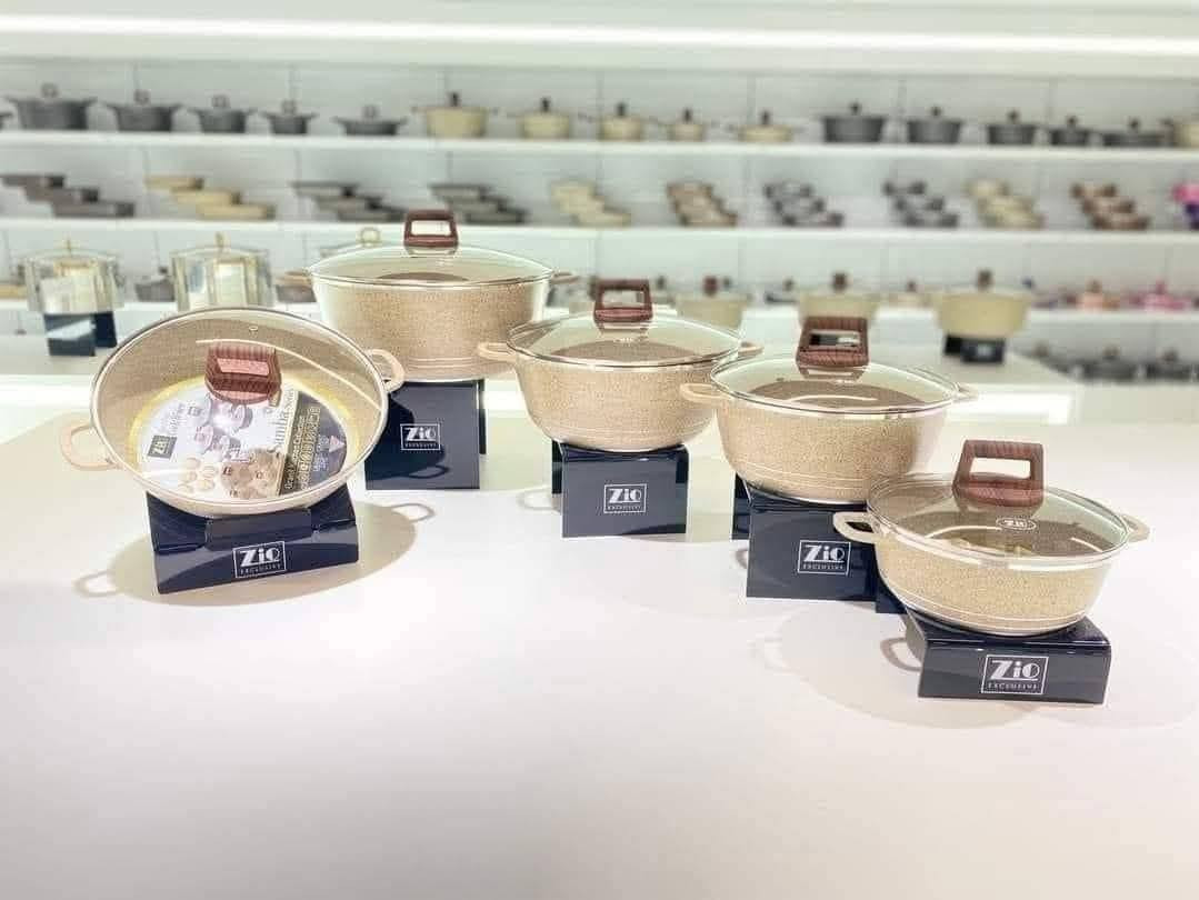 🔻خمس قطع من شركة زيو بسعر 50 ألف🔻  
الاحجام من 20 الى32 سم  قدور كرانيت اصلي زيتي يدة خشب صاج درجة أولى كوالتي عالي خدمة التوصيل على الرقم *********** عنواننا قرب سدة الكوت مقابل مول سير وليم مرحبا بالعوائل الكرام
