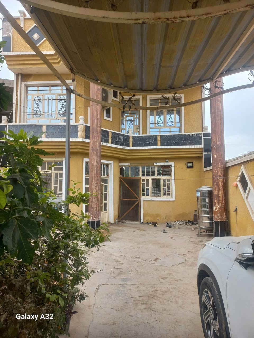 السلام عليكم ورحمة الله وبركاته البيع بيت ٢٠٠متر طابقين الطابق الاول ستقبال ومطبخ و حولي و غرفة نوم وحمام وترك خلفي الطابق الثاني ٣ غرف نوم و صحيات على شارع ٢٥ في قرية الانتصار مقابل مستشفى حماد شهاب السعر ٩٥مليون الاتصال على الرقم ***********
